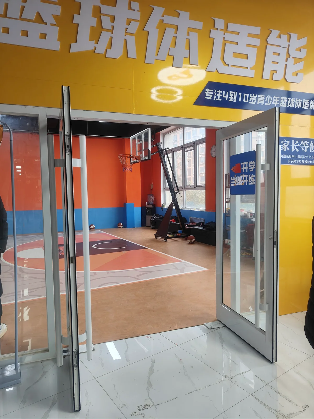业余篮球爱好者在哪里可以找到表演赛资源_2